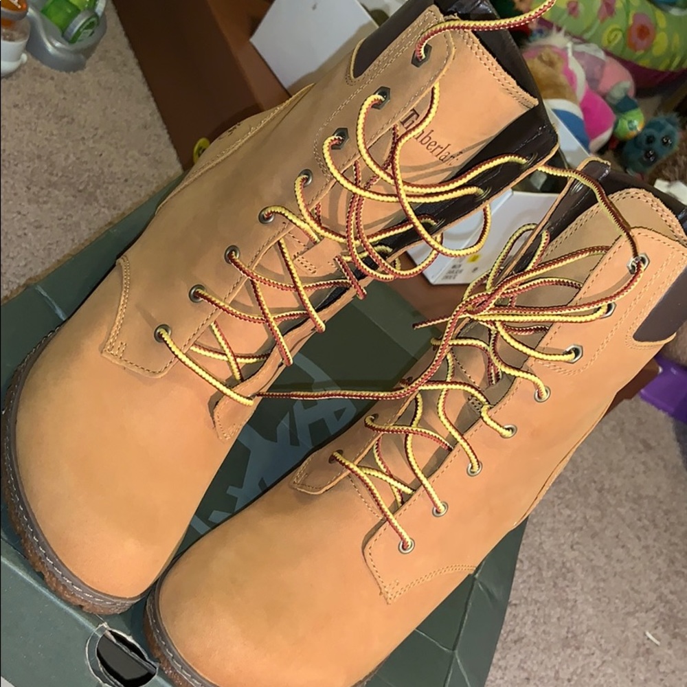 Like new, size 9 timberland boots